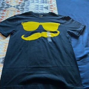 2 O’Neill and 1 Volcom Men’s t-shirts.